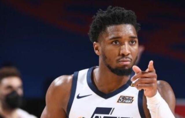 开云app是干嘛的-4战3负爵士心态失衡 米切尔：裁判的判罚是荒谬的